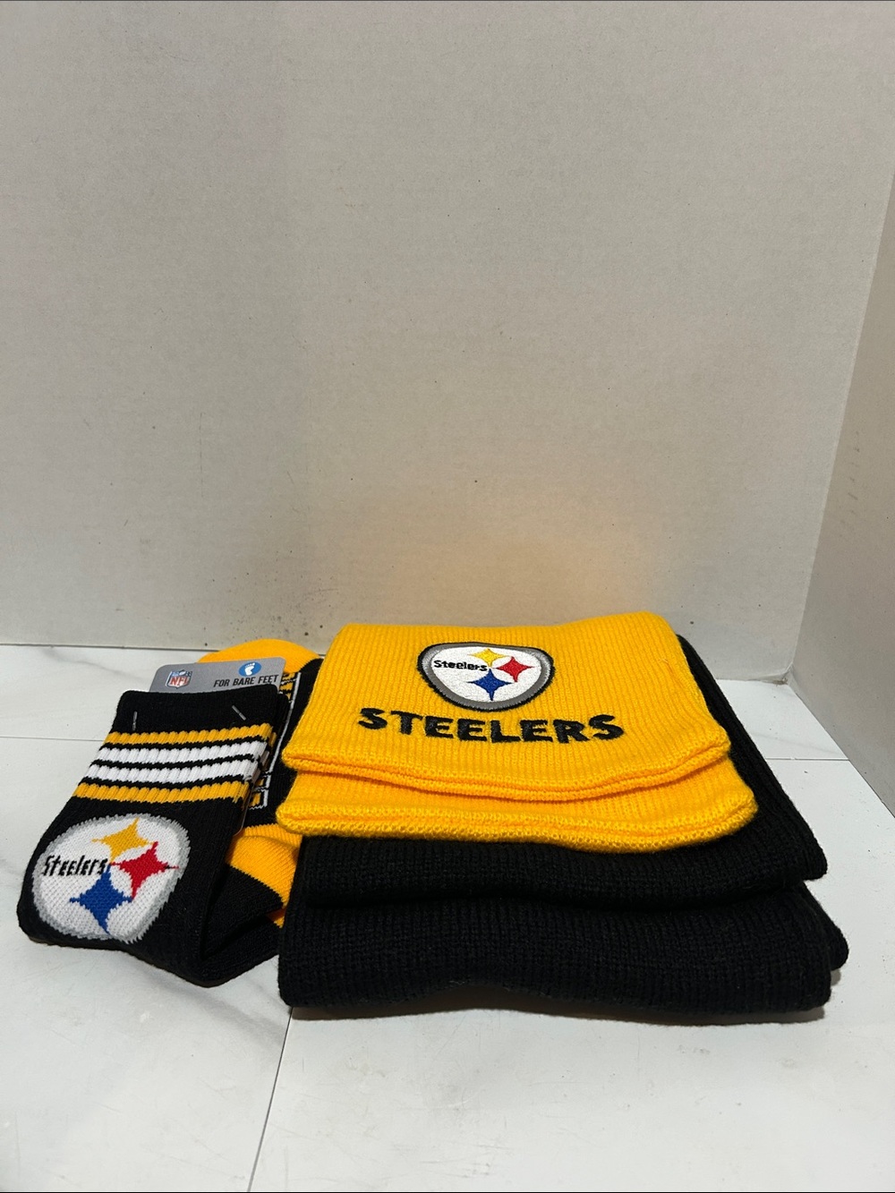 Pittsburg Steelers NWT NFL scarf and socks